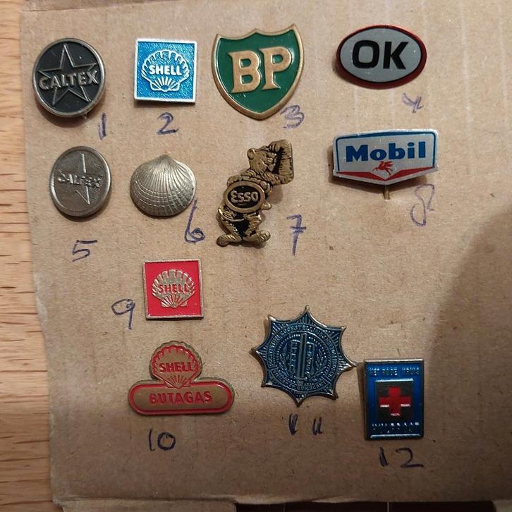 jaren 60 speldjes diverse oliemaatschappijen, Verzamelen, Speldjes, Pins en Buttons, Gebruikt, Speldje of Pin, Merk, Ophalen of Verzenden