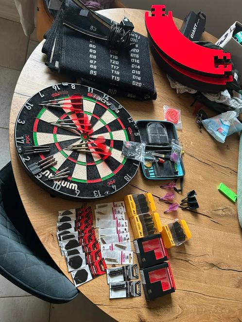 Dart set te koop. Volledig, Sport en Fitness, Darts, Zo goed als nieuw, Dartbord met pijlen, Ophalen of Verzenden
