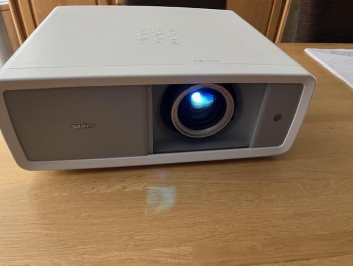 Sanyo PLVZ700 Full HD beamer in nette goedwerkende staat., Audio, Tv en Foto, Beamers, Zo goed als nieuw, Full HD (1080), Ophalen of Verzenden