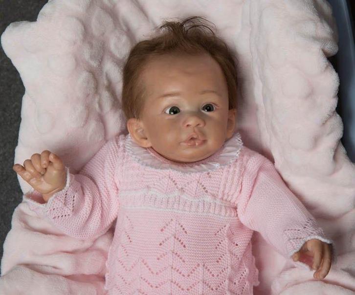 Schattig licht getint reborn meisje Zippy van Nicolet José., Verzamelen, Poppen, Nieuw, Babypop, Levensecht of Reborn, Ophalen of Verzenden