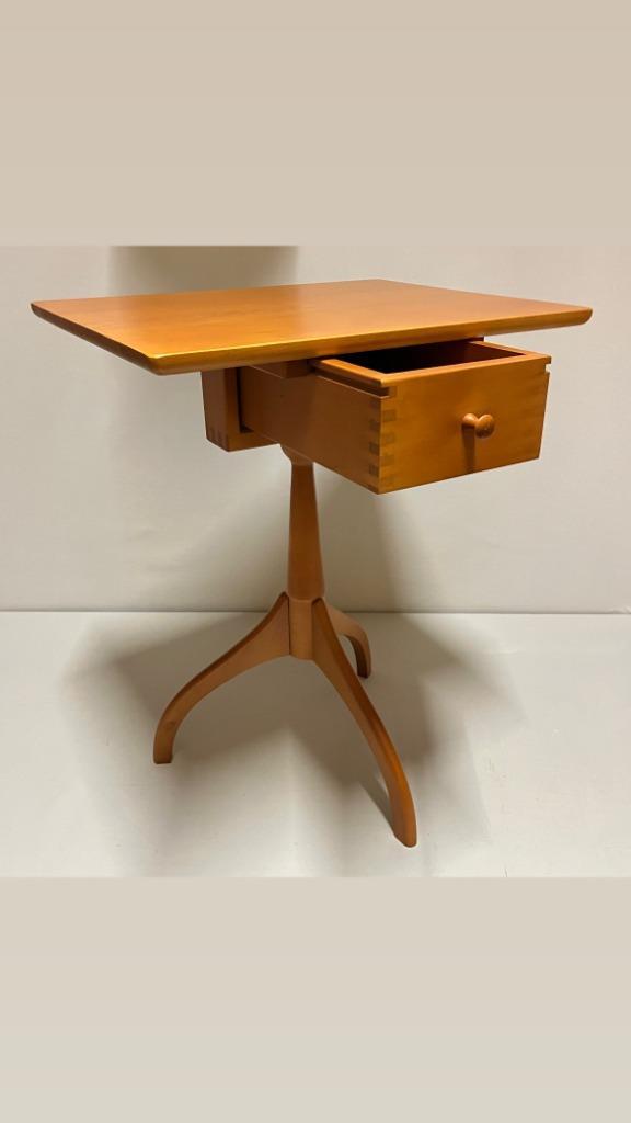 Shaker bijzettafel met lade kersenhout re-edition, Huis en Inrichting, Tafels | Bijzettafels, Zo goed als nieuw, Rechthoekig, 60 cm of meer