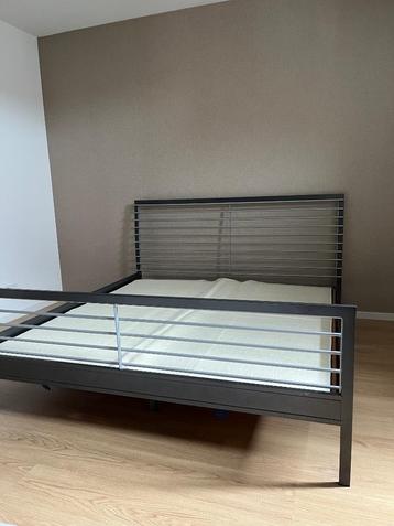 Metalen bedframe met lattenbodem