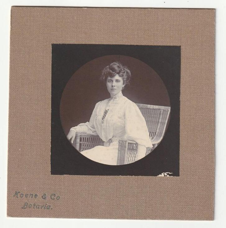 Oude foto vrouw door Koene & Co. Batavia Nederlands- Indië, Verzamelen, Foto's en Prenten, Gebruikt, Foto, Overige onderwerpen