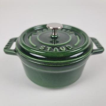 Staub ronde gietijzeren mini cocotte gietijzer in Basilicum beschikbaar voor biedingen