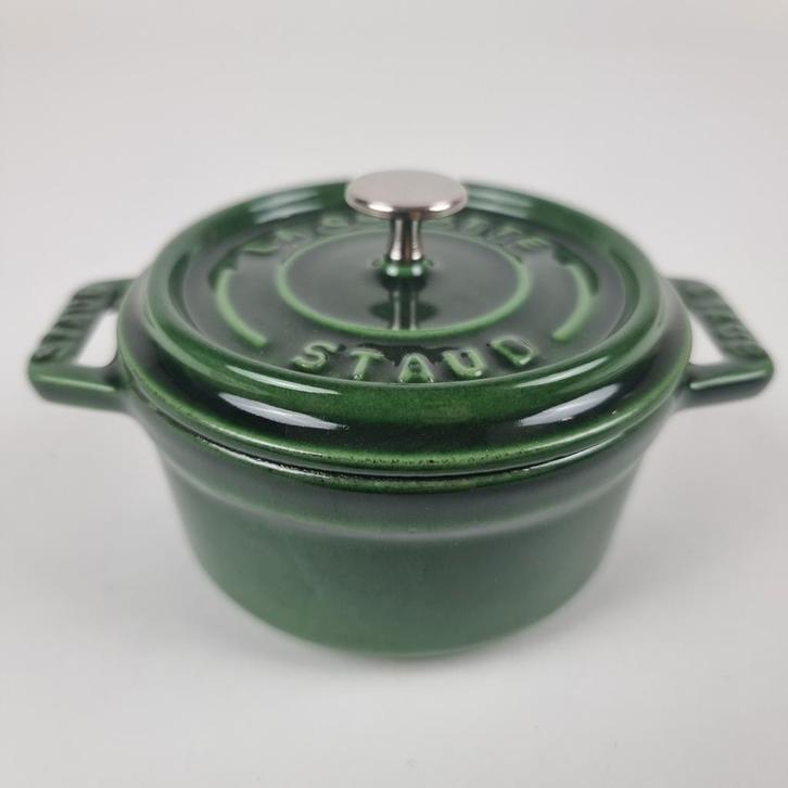 Staub ronde gietijzeren mini cocotte gietijzer in Basilicum, Huis en Inrichting, Keuken | Potten en Pannen, Nieuw, Koekenpan of Braadpan