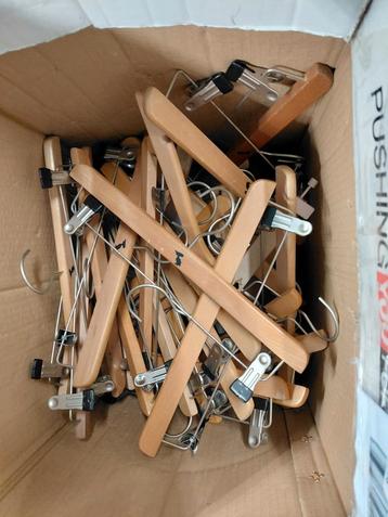 Kledinghangers GRATIS OPHALEN beschikbaar voor biedingen