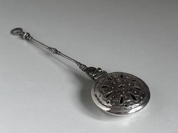 17e eeuwse miniatuur zilveren beddenpan beschikbaar voor biedingen