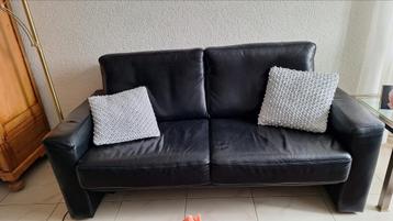 Zwarte leren fauteuil en -2-zits bank beschikbaar voor biedingen
