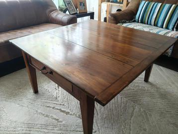 Salontafel van echt hout beschikbaar voor biedingen