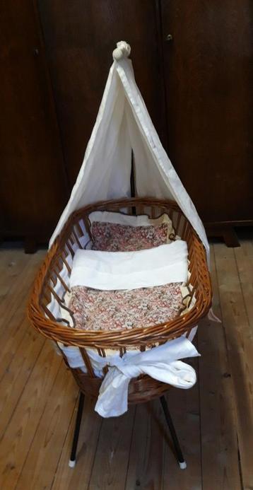 Zeer mooie rieten poppenwieg € 25,00 beschikbaar voor biedingen