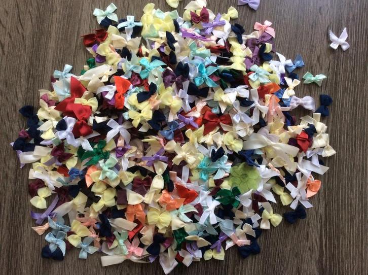 Aanbieding super mooie kleine satijn mix strikjes., Hobby en Vrije tijd, Naaien en Fournituren, Nieuw, Applicatie, Verzenden