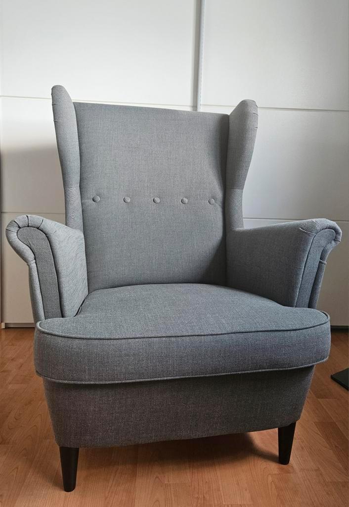 IKEA STRANDMON oorfauteuil - Grijs inclusief voetenbank, Huis en Inrichting, Fauteuils, Zo goed als nieuw, Hout, Stof, 75 tot 100 cm