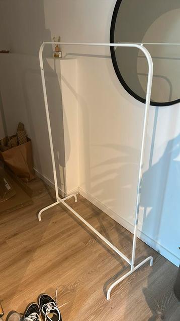 Clothing rack beschikbaar voor biedingen