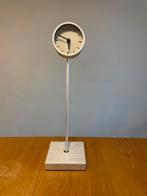 Vintage postmoderne IKEA Rorlig bureauklok - metaal design, Ophalen of Verzenden, Zo goed als nieuw, Analoog, Wekker of Tafelklok