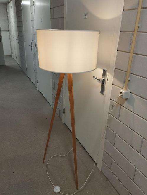 Zuiver Tripod Vloerlamp - Wit / Naturel, Huis en Inrichting, Lampen | Vloerlampen, Zo goed als nieuw, 150 tot 200 cm, Hout, Stof