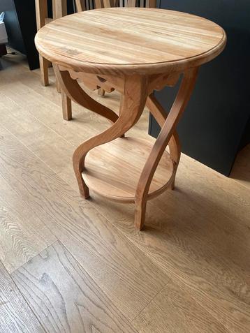 Bijzettafel met fraai houtsnijwerk beschikbaar voor biedingen