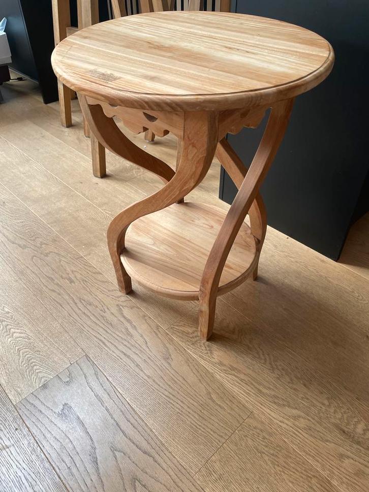 Bijzettafel met fraai houtsnijwerk, Huis en Inrichting, Tafels | Bijzettafels, Gebruikt, Rond, 45 tot 60 cm, Minder dan 55 cm