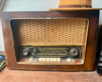 Oude Radio leuk ter decoratie beschikbaar voor biedingen