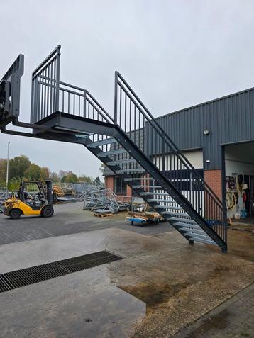 Stalen trap met bordes antraciet. Hoog 2,9mtr. Nog120 beschikbaar voor biedingen