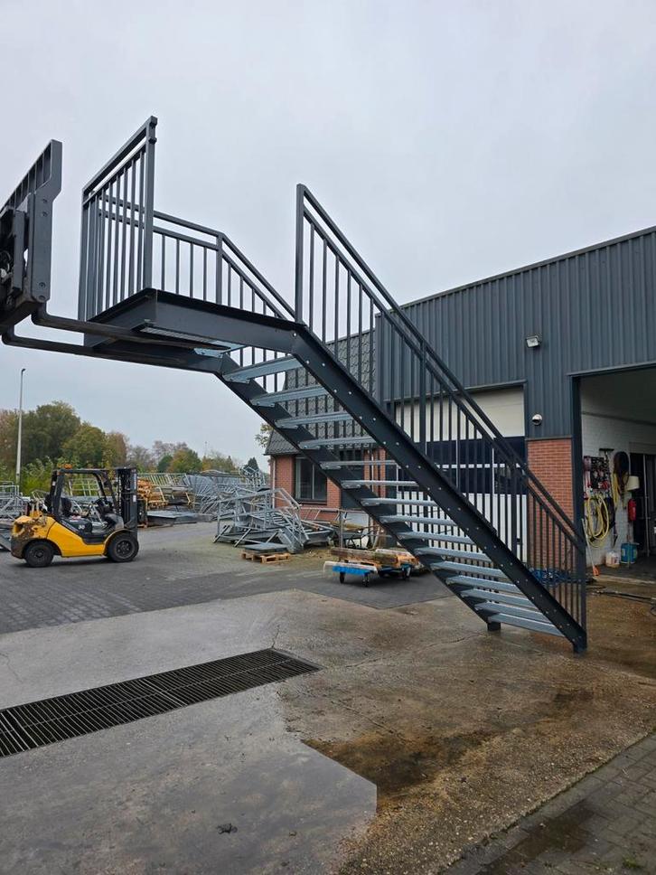 Stalen trap met bordes antraciet. Hoog 2,9mtr. Nog120, Doe-het-zelf en Verbouw, Ladders en Trappen, Zo goed als nieuw, 2 tot 4 meter