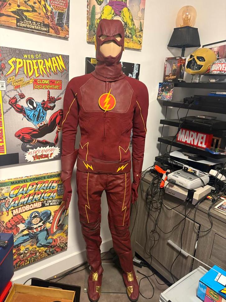 The Flash Prop Suit - Arrowverse Collectible, Verzamelen, Stripfiguren, Zo goed als nieuw, Kleding, Ophalen of Verzenden