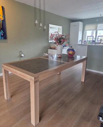 Prachtige moderne eettafel beschikbaar voor biedingen
