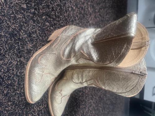 Te koop: gouden cowboylaarsje van RDA, Kleding | Dames, Schoenen, Gedragen, Lage of Enkellaarzen, Overige kleuren, Verzenden
