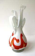 Glazen vaas opaline wit en rood vier gekrulde punten 2721-g, Antiek en Kunst, Antiek | Glas en Kristal, Ophalen of Verzenden