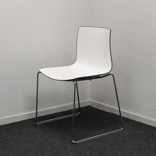 Arper Catifa 46, Stoel, Wit / Bruin, 4-poots, Huis en Inrichting, Stoelen, Gebruikt, Vijf, Zes of meer stoelen, Kunststof, Wit