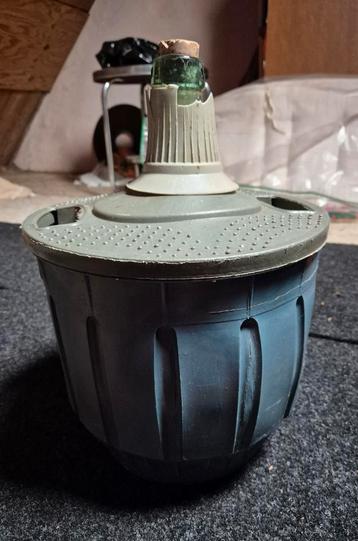 Oude wijnton met fles beschikbaar voor biedingen