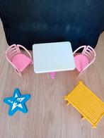 Mattel Barbie tafel met stoelen en standaard, Kinderen en Baby's, Speelgoed | Poppenhuizen, Toebehoren, Ophalen of Verzenden