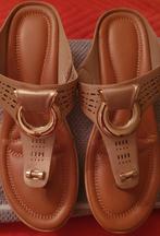 Champagne kleurige teenslippers MAAT 38, Ophalen of Verzenden, Nieuw, Beige