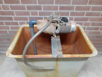 Waterbak met pomp beschikbaar voor biedingen