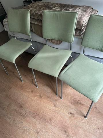 Vier retro rib stoelen beschikbaar voor biedingen