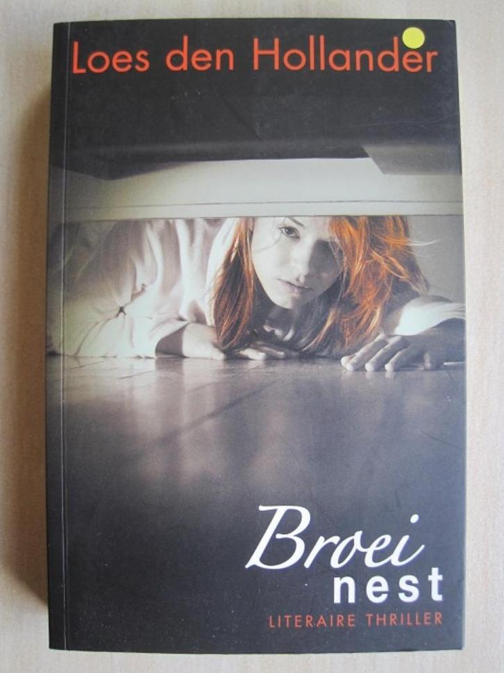 377 - Broeinest - Loes den Hollander, Boeken, Thrillers, Zo goed als nieuw, Nederland, Verzenden