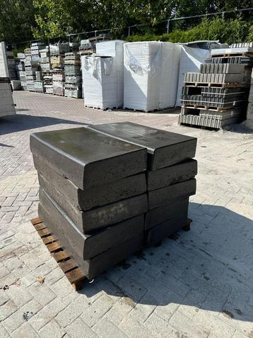 10 stuks betonnen traptreden met een bocht erin. Antraciet beschikbaar voor biedingen