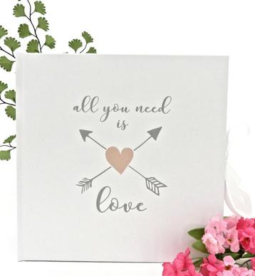 Zeer mooie "All you need is Love" gastenboek. beschikbaar voor biedingen