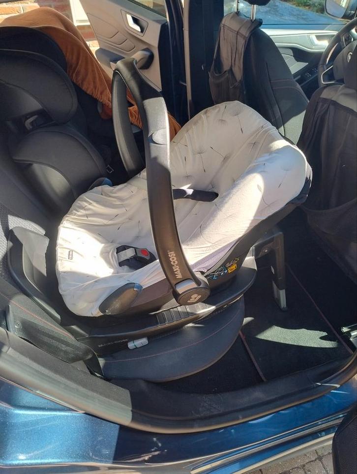 Maxi-Cosi Rock 2020 Essential Graphite + Family-fix 2, Kinderen en Baby's, Autostoeltjes, Zo goed als nieuw, Maxi-Cosi, 0 t/m 13 kg