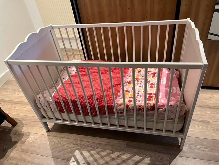 Supermooi , compleet wit ledikant, incl matras, dekbed, etc, Kinderen en Baby's, Kinderkamer | Complete kinderkamers, Zo goed als nieuw