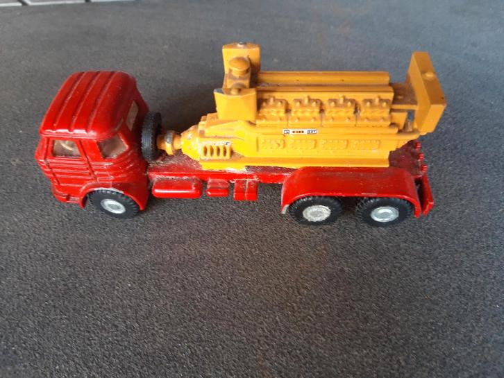 Pegaso vrachtwagen met Caterpillar motor als lading - Joal, Hobby en Vrije tijd, Modelauto's | 1:50, Gebruikt, Bus of Vrachtwagen