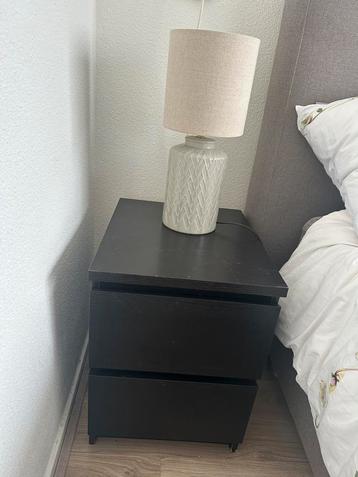 2 x malm nachtjes/ side table beschikbaar voor biedingen