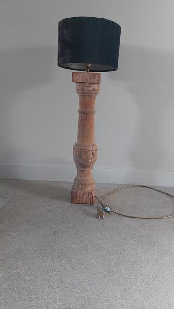 Schemerlamp oud hout met zwarte kap beschikbaar voor biedingen