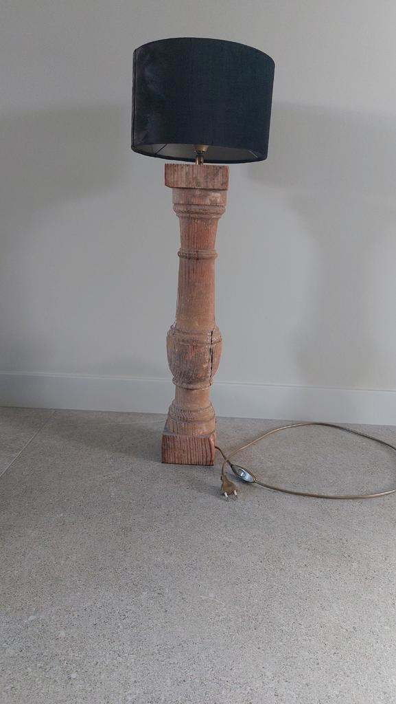 Schemerlamp oud hout met zwarte kap, Huis en Inrichting, Lampen | Tafellampen, Gebruikt, Ophalen of Verzenden