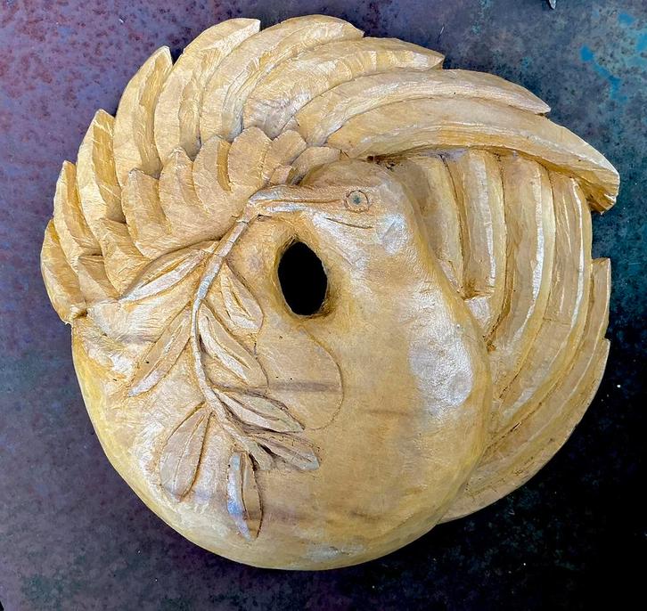 Vredesduif met lauriertak. Houtgestoken. Gesigneerd T. W., Antiek en Kunst, Kunst | Beelden en Houtsnijwerken, Ophalen of Verzenden