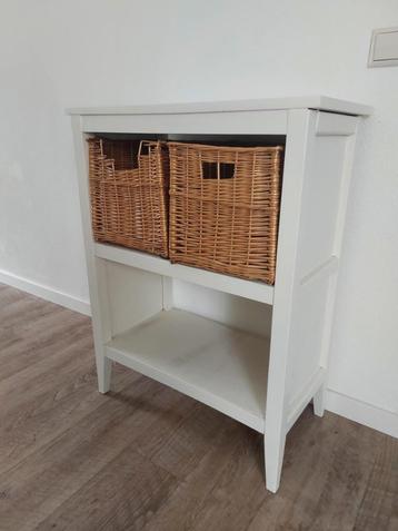 lage wandkast met 2 rieten manden (Landelijk/Cottage) beschikbaar voor biedingen