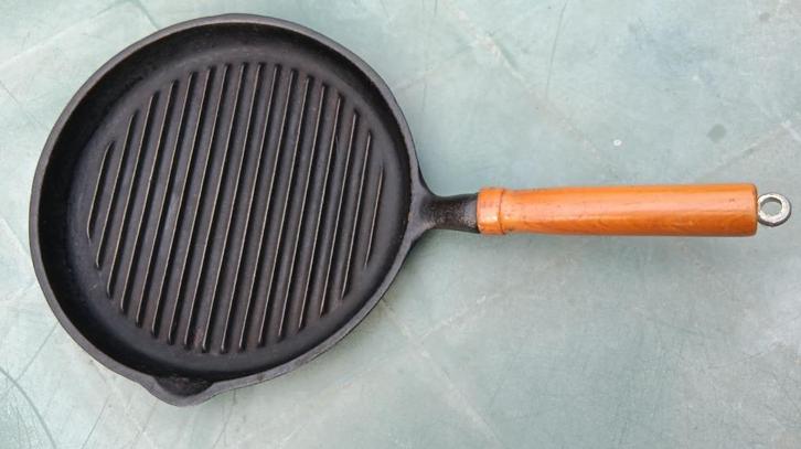Gietijzer grillpan schenktuit niet geemailleerd Ø21,5 (G159), Huis en Inrichting, Keuken | Potten en Pannen, Gebruikt, Koekenpan of Braadpan