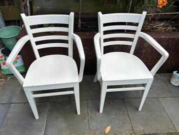 2x houten keukenstoelen / eetkamerstoelen beschikbaar voor biedingen