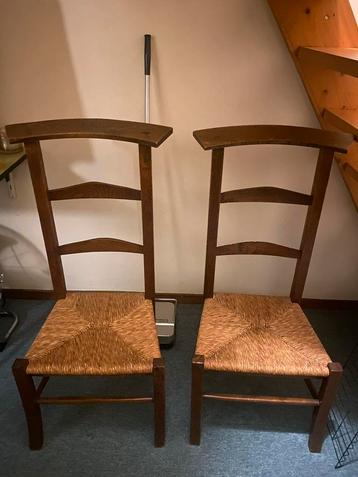 Twee houten (bid)stoelen met rieten zitting beschikbaar voor biedingen