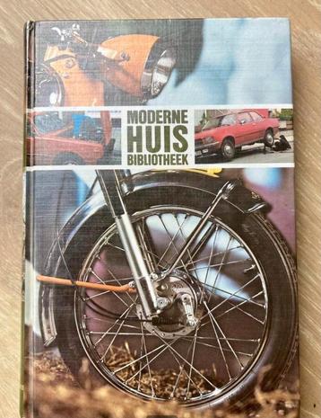 Moderne huisbibliotheek Auto's , Motoren en Brommers beschikbaar voor biedingen