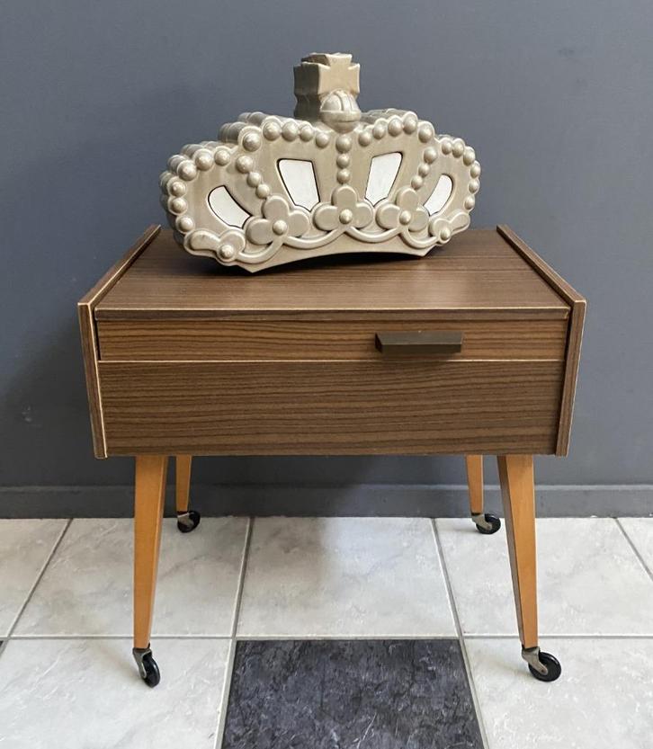 60 jaren naaikist op wielen lichte poten met klep + inhoud, Hobby en Vrije tijd, Naaien en Fournituren, Gebruikt, Overige typen